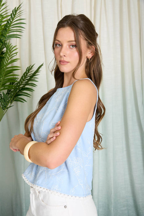EMBROIDERED FLORAL PATTERN SLEEVELESS LACE TRIM TOP