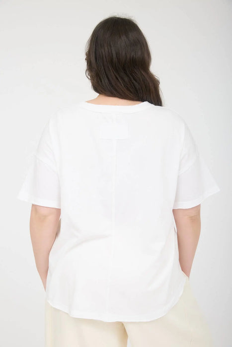 Curvy fit cotton tee with exposed seams and relaxed silhouette