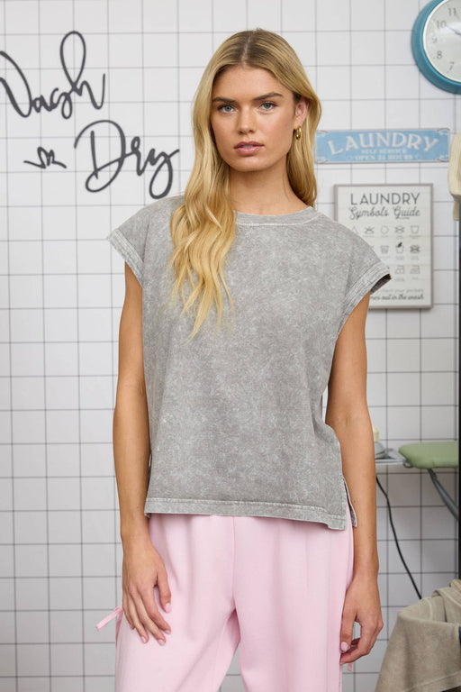 Lightweight sleeveless cotton shirt for warm weather outfits