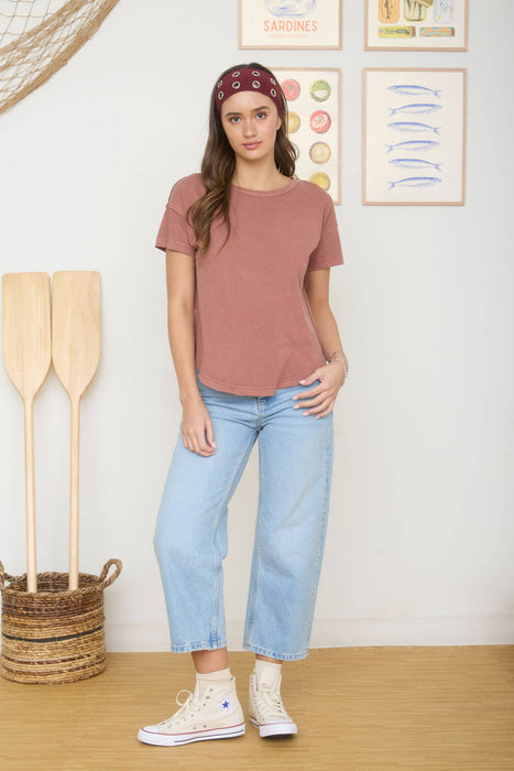ROUND NECK SHORT SLEEVE EXPOSED SEAM KNIT TOP: TERRACOTTA