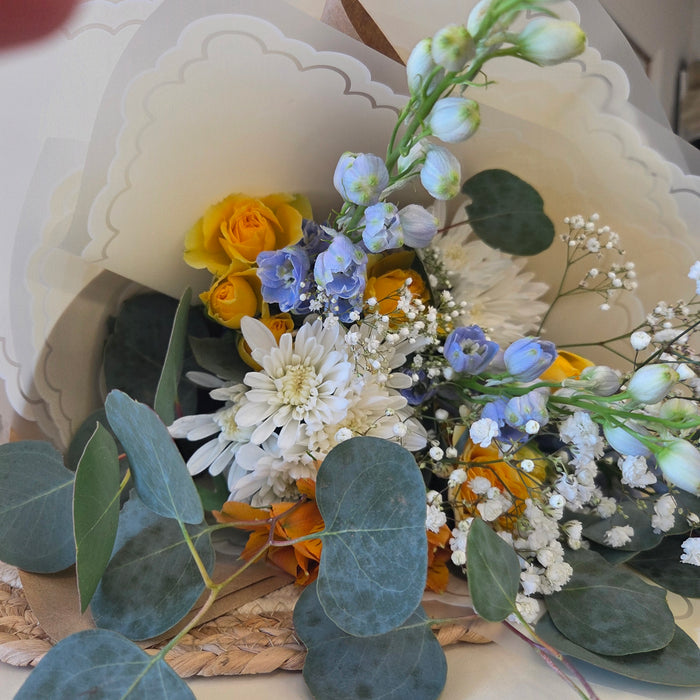 2026 trendy colors Blue yellow white fresh flower bouquet styled on table for spring decor