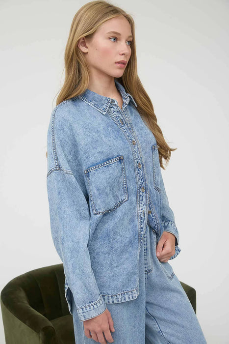 Blu Pepper chambray shirt styled with jeans – casual Minnesota fashion